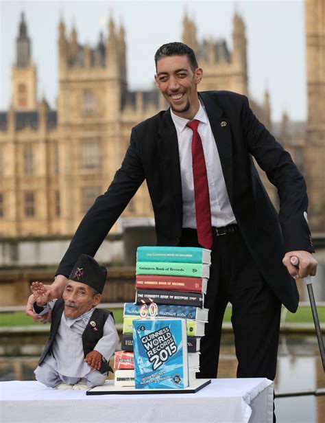 Aww! World’s Tallest and Shortest Men Meet for Guinness World Records ...