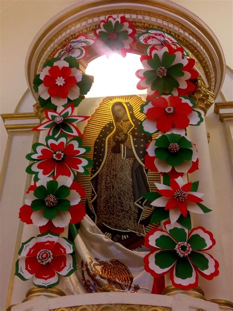 Hermoso Altar De Flores Gigantes A La Virgen De Guadalupe En La