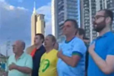 Não é comício Bolsonaro tira políticos de palanque VEJA VÍDEO TV