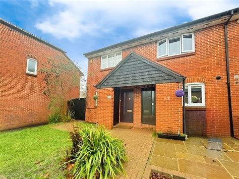 2 Bed End Terrace House To Rent In Stonefield Park Maidenhead Sl6 £