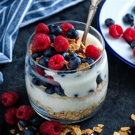 Yogurt Con Frutos Rojos Miel Y Granola De Kcal Receta F Cil En