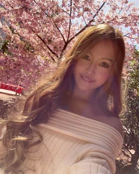 渡辺加苗さんのインスタグラム動画 渡辺加苗instagram「今日 ひな祭り なのかぁ🎎💕 そんな本日わたくしは桜に囲まれてました