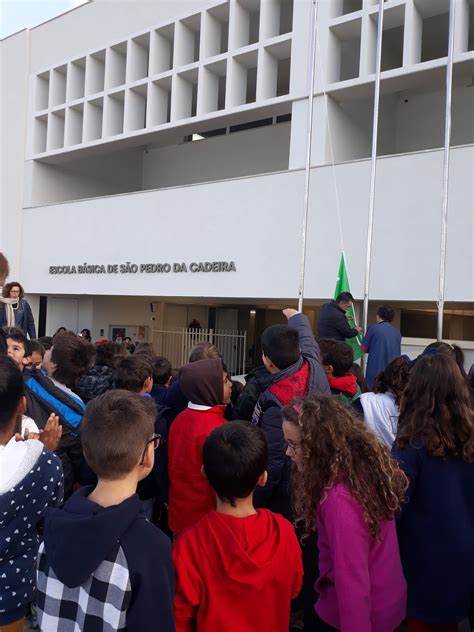 ASSENTA BRINCA E APRENDE Na EBSPCADEIRA Hastear Da Bandeira Da Eco