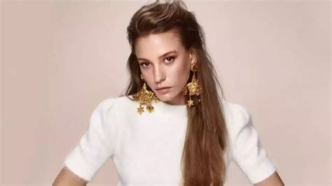 Serenay Sarıkaya dan yeni dizi sürprizi Bir projeye daha evet dedi