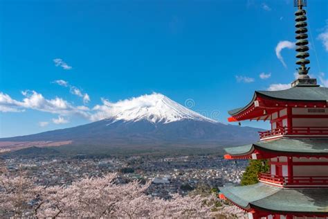 Le Mont Fuji a Regardé Par Derrière La Pagoda De Chureito Dans Des