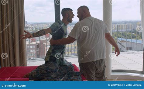 La Relación De Una Pareja Gay Dos Hombres Se Están Divirtiendo En El Dormitorio Bailando Imagen