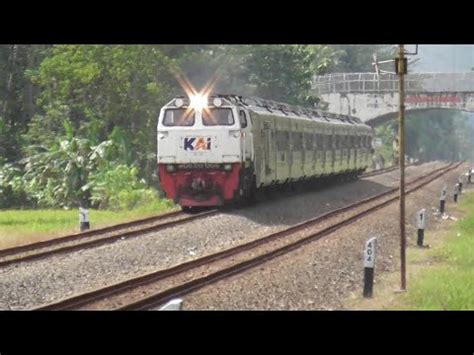 Banyak Yang Lalu Lalang Hunting Kereta Api Di Sebelah Timur Stasiun