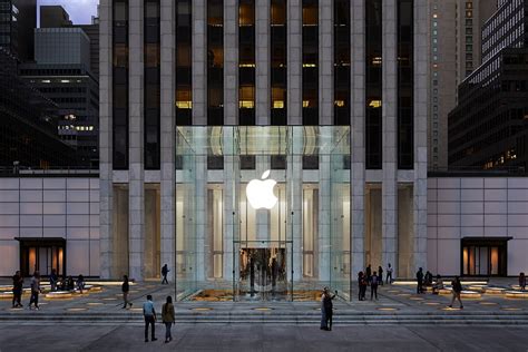 Apple's iconic Fifth Avenue store reopens Friday -- without the glass ...