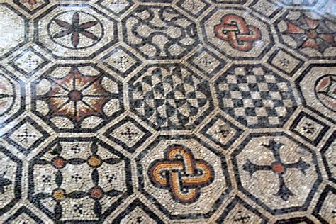 File:Aquileia Basilica - Mosaik 2 Geometrische Muster.jpg - Wikimedia Commons