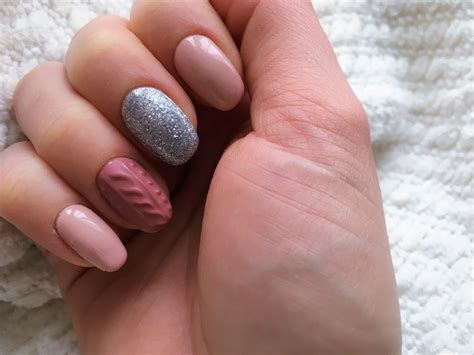 Zimowy Hybrydowy Manicure Sweterek Na Paznokciach Siedem Po Jutro