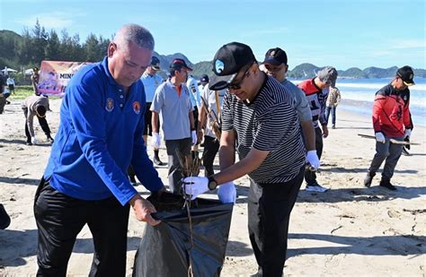 Program Satu Jam Pungut Sampah Terus Berlanjut Kontras Aceh