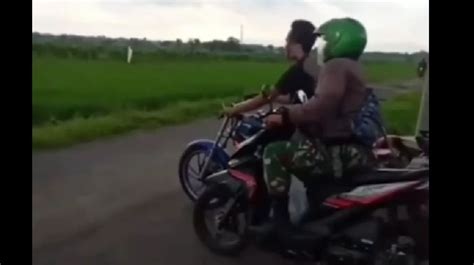 Viral Pemuda Ini Dijewer Pengendara Berseragam TNI Gegara Geber Motor