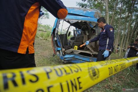 Dua Korban Kecelakaan Elf KA Probowangi Dirujuk Ke Surabaya ANTARA