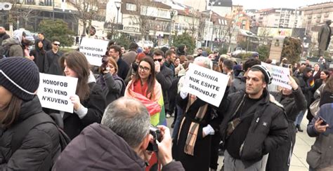 Me homofoba nuk ka shtet protestë para Kuvendit të Kosovës VIDEO