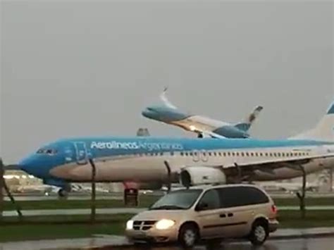 Video la arriesgada maniobra del nuevo avión presidencial en su