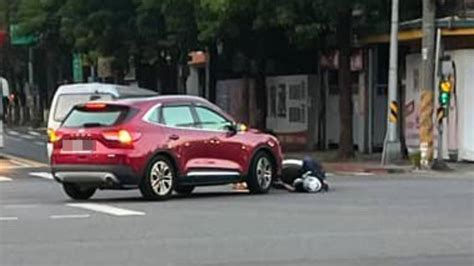 為追雙載違規少年！警騎車鳴笛過路口遭轉彎車撞 倒地傷 Tvbs Line Today