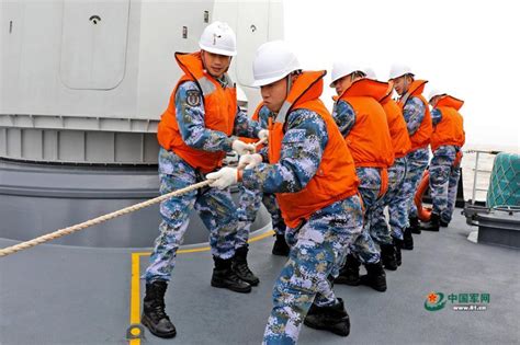 乘风破浪！舰艇编队海上实兵实弹演练