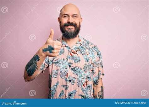 Hombre Calvo Guapo Con Barba Y Tatuaje Con Camisa Floral Casual Sobre