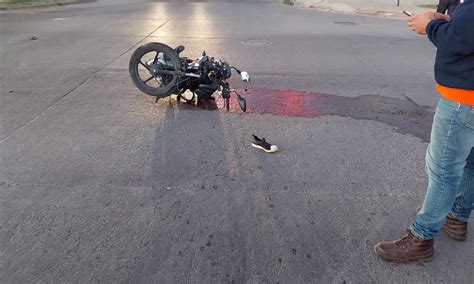 Joven Pareja De Motociclistas Sufre Heridas Al Chocar Con Auto Que Huyó