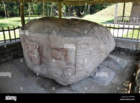 B Zoomorph monumento 2 plaza ceremonial Quiriguá antiguo sitio maya