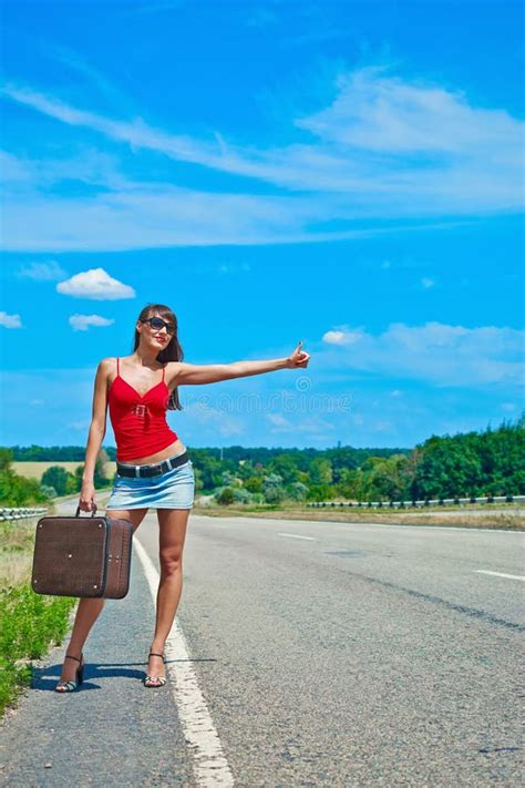 Belle Jeune Fille Ou Femme Dans Mini Avec La Valise Faisant De L Auto