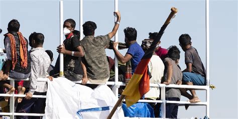 A Pozzallo I 295 Migranti Salvati Da Ocean Viking Lasiciliaweb