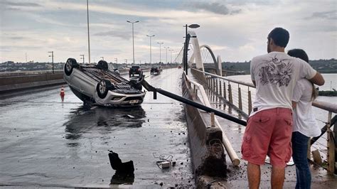 Capotamento na Ponte JK complica trânsito na região Metrópoles