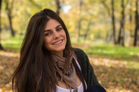 Mujer Joven Con Ojos Azules En El Campo Foto Premium