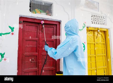 Trabajador sanitario indio en un traje de protección que conduce la