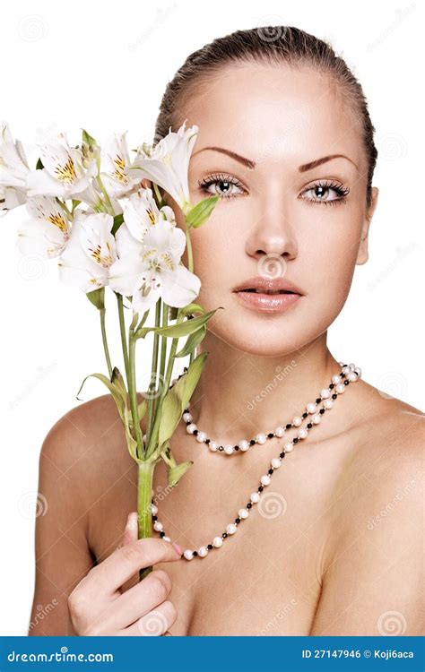 Retrato De Una Mujer Hermosa Con Las Flores Foto De Archivo Imagen De Lirio Mimar 27147946