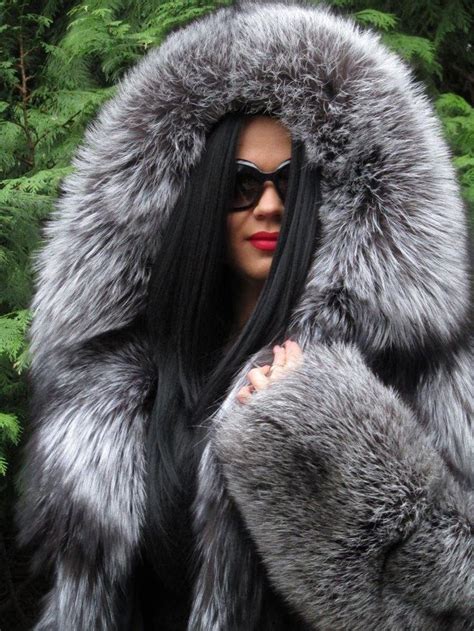 Pin By 𝐿𝓊𝒸𝒾𝑒 𝐹𝑜𝓍 On Furs And Leather Boutique Fox Fur Fur Swing Coats