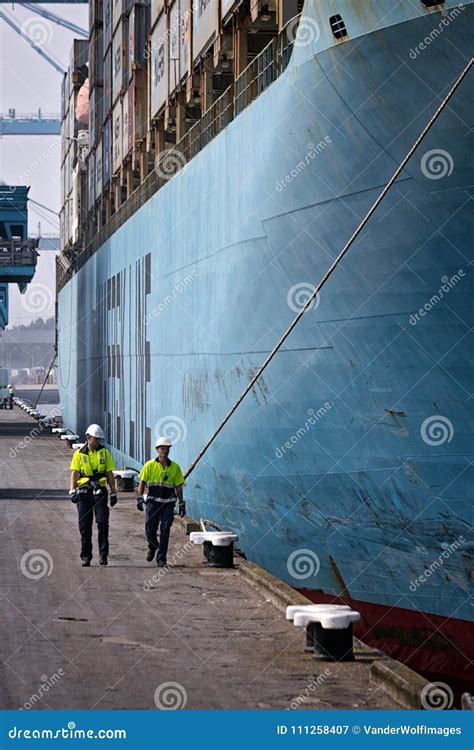 Dock Workers Shipping Port Ship Editorial Photography - Image of ...