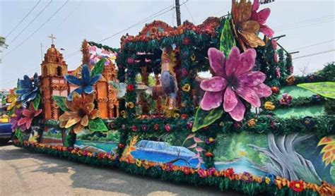 Esperan Carros Alegóricos Inicio Del Desfile Aparcados En La Zona Cicom