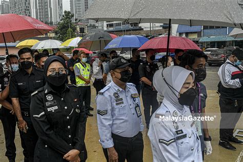 Hujan Tak Halang Anggota Polis Keluar Mengundi Awal