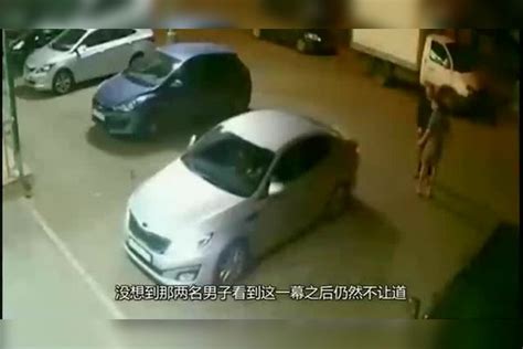 2男子作死挑衅豪车女，广东女子一脚油门让他们后悔，要不是监控真不敢相信