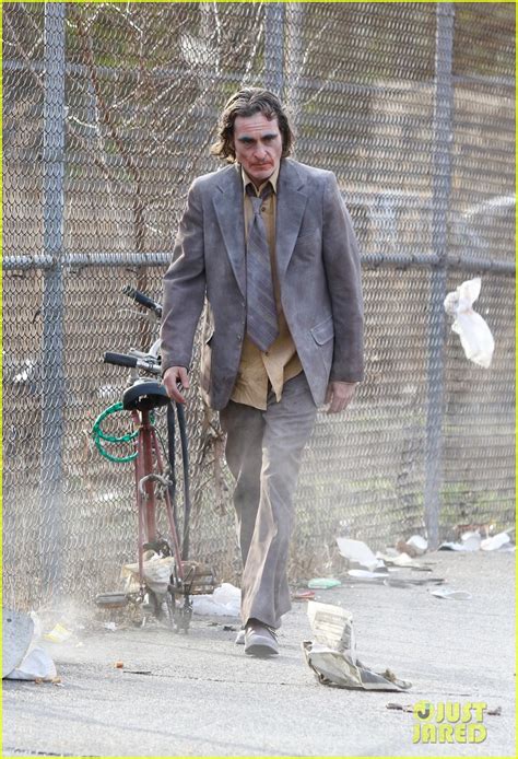 Joaquin Phoenix Looks Like A Haunting Dusty Zombie On Joker Folie A Deux Set Photo 4915435