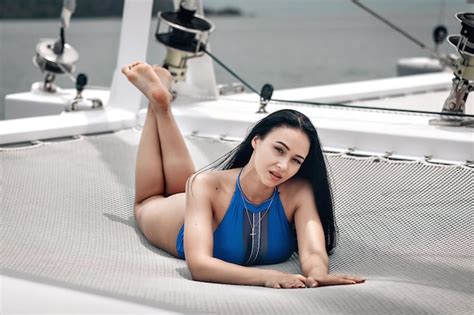 Sch Ne Junge Frau Im Blauen Engen Bikini Entspannt Sich Auf Dem Netz Der Privaten Yacht Im Meer