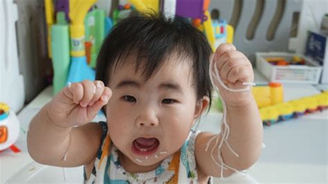 11개월 아기 국수 촉감놀이 쌀국수로 놀이해요 네이버 블로그