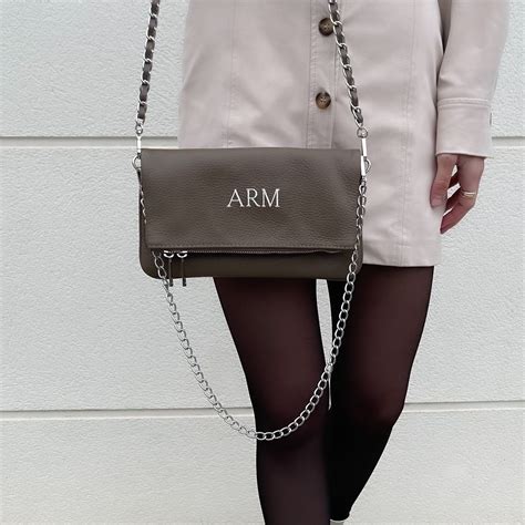 Bolso Doble Piel Cadena Personalizado Taupe Con Iniciales Bordadas