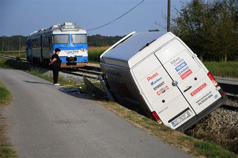 Galerija slika Putnički vlak naletio na kombi te iskočio iz tračnica