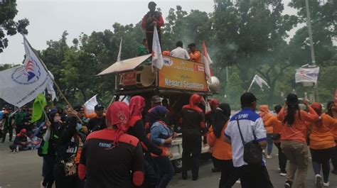 Kantor Heru Budi Digeruduk Buruh Emak Emak Joget Tolak UMP DKI 2023 Rp