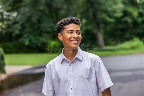 Imagen De Un Adolescente Guapo Riendo Y Mirando Lejos Imagen De Archivo