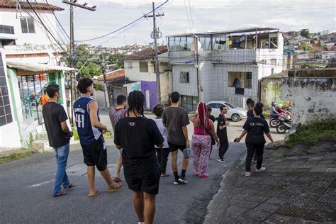 A O Do Voz Das Comunidades Distribui Toneladas De Alimentos A