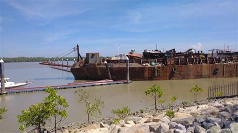 Drifting barge rams into jetty at Pulau Indah Marina - Selangor Journal