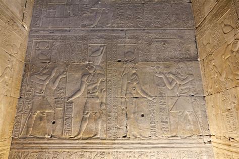 Escena Del Templo De Edfu En Edfu Egipto Foto Premium