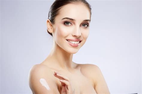 Linda chica con maquillaje nude posando en el fondo gris del estudio concepto de fotografía de