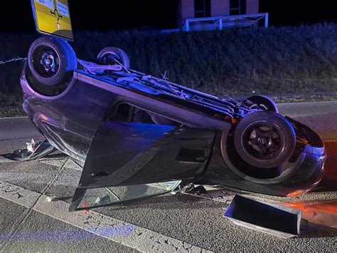 Auslaufende Betriebsstoffe Nach Verkehrsunfall Freiwillige Feuerwehr