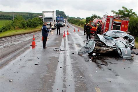 Acidente entre carro e caminhão deixa quatro mortos na BR 290