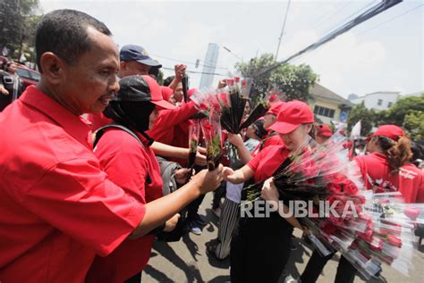 Ragam Pendukung Ganjar Mahfud Saat Pendaftaran Di Kpu