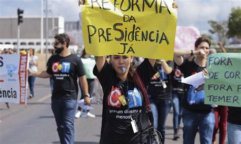 Manifestantes Fazem Protesto Contra Reformas Na Esplanada Dos